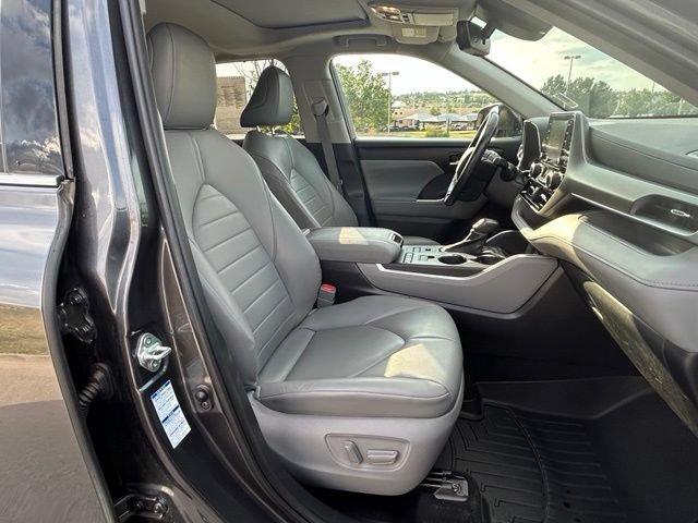 Used 2020 Toyota Highlander XLE AWD/4WD image 33