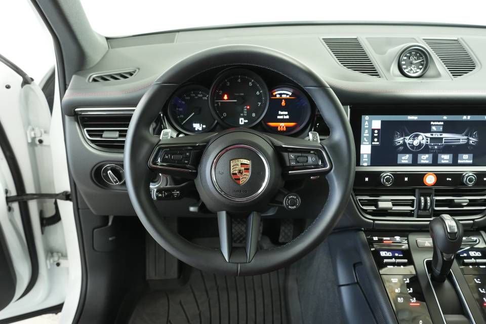 Certified 2025 Porsche Macan AWD/4WD image 13