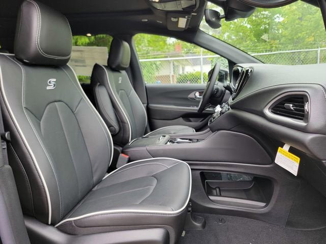 New 2027 Chrysler Pacifica Limited AWD/4WD image 24