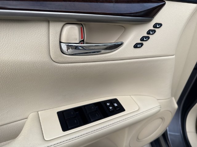 Used 2014 Lexus ES 350 w/ Luxury Package FWD image 16