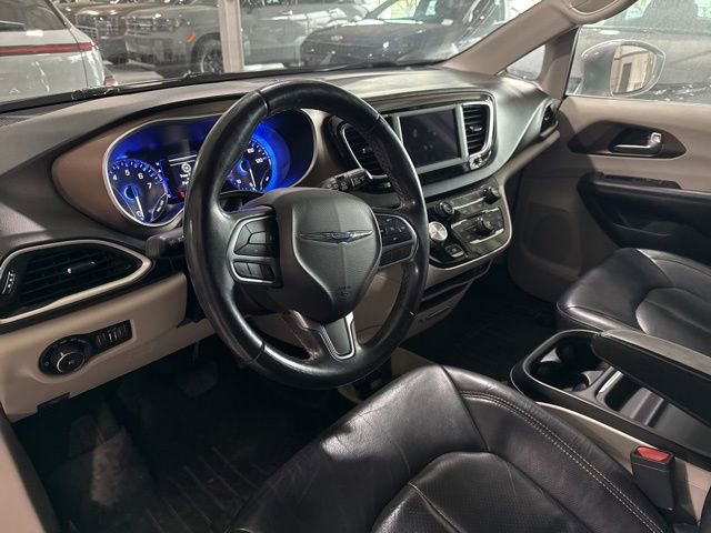 Used 2018 Chrysler Pacifica Touring-L image 14