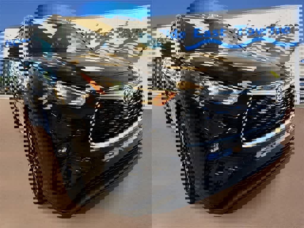 Used 2022 Toyota Highlander XLE image 2