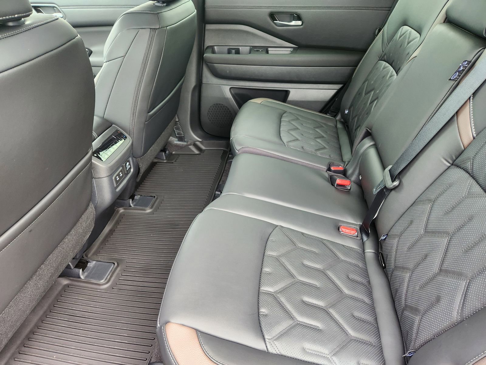 New 2026 Nissan Pathfinder Platinum FWD image 24