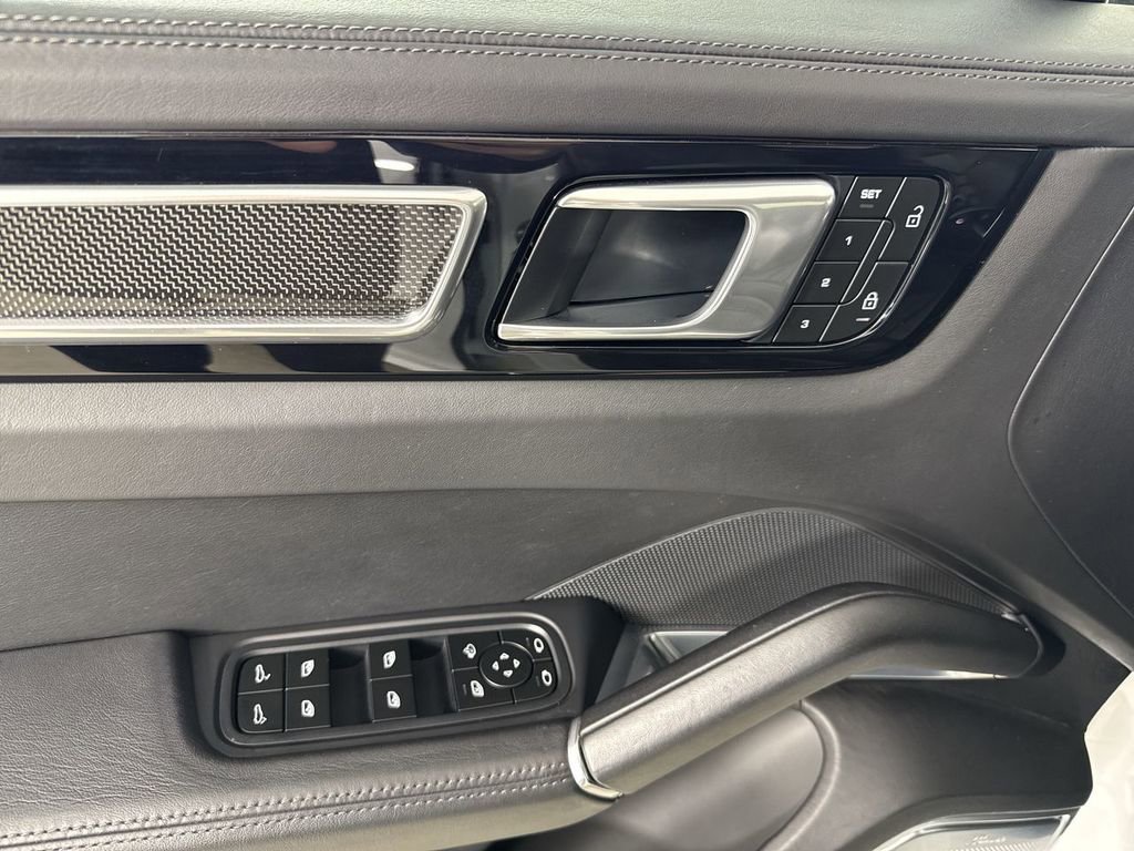 Certified 2023 Porsche Cayenne Turbo AWD/4WD image 34