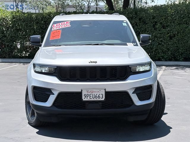 Used 2024 Jeep Grand Cherokee Altitude RWD image 3