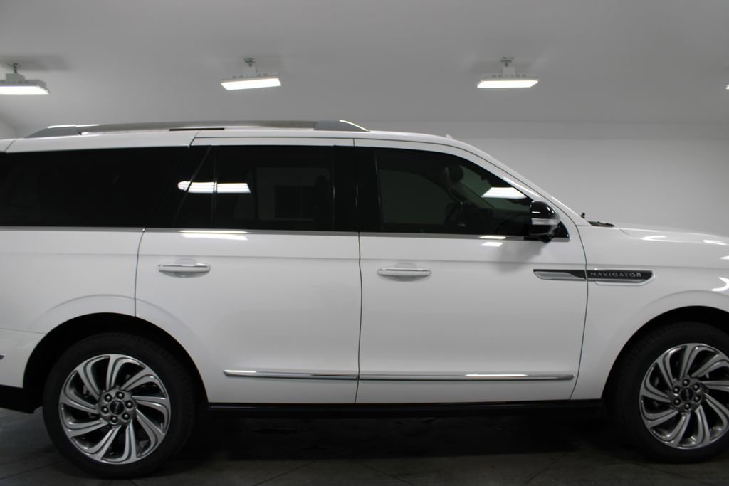 Used 2023 Lincoln Navigator Reserve image 11