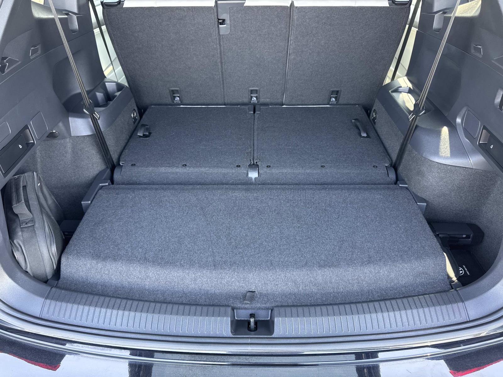 Used 2022 Volkswagen Tiguan SE R-Line image 27