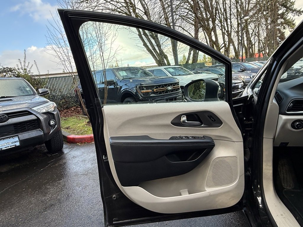 Used 2023 Chrysler Pacifica Touring-L image 25