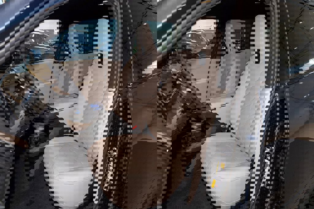 Used 2026 BMW iX xDrive45 w/ Premium Package image 33