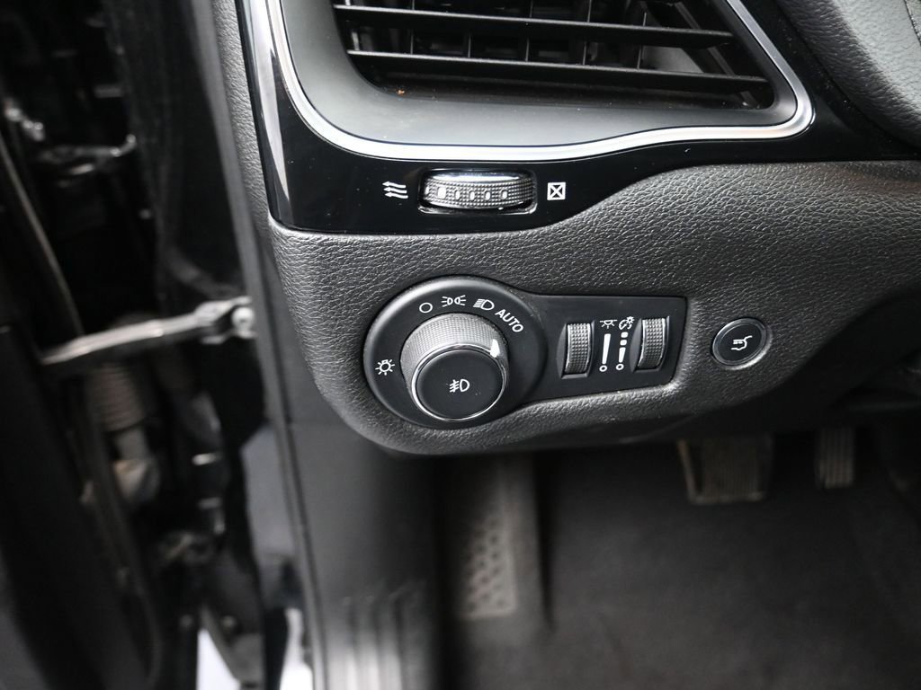 Used 2023 Jeep Cherokee Altitude Lux image 7