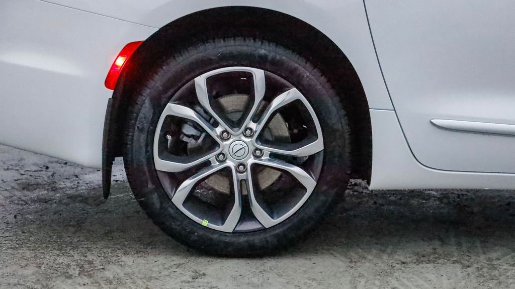 New 2026 Chrysler Pacifica Pinnacle w/ Trailer Tow Group image 12