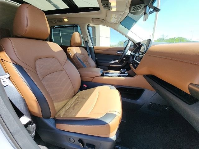 Used 2025 Nissan Pathfinder Platinum image 5