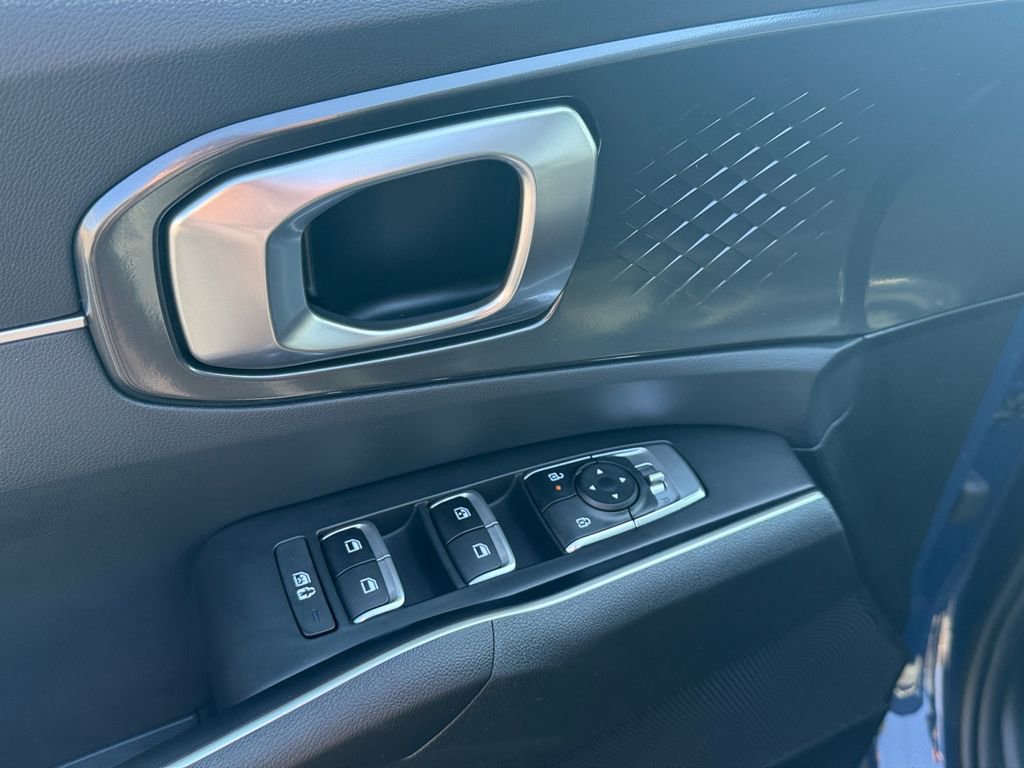 Certified 2025 Kia Sorento S image 9