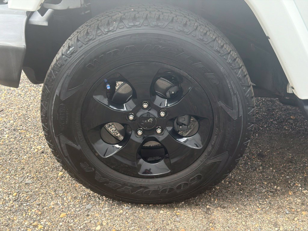 Used 2018 Jeep Wrangler Sahara w/ Connectivity Group AWD/4WD image 5