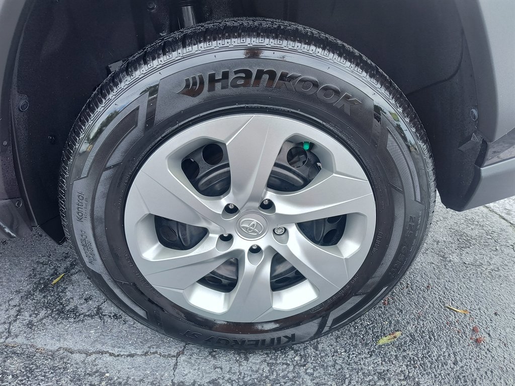 Used 2020 Toyota RAV4 LE image 10