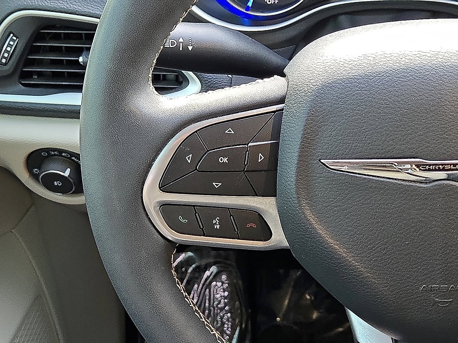 Used 2024 Chrysler Pacifica Limited FWD image 20