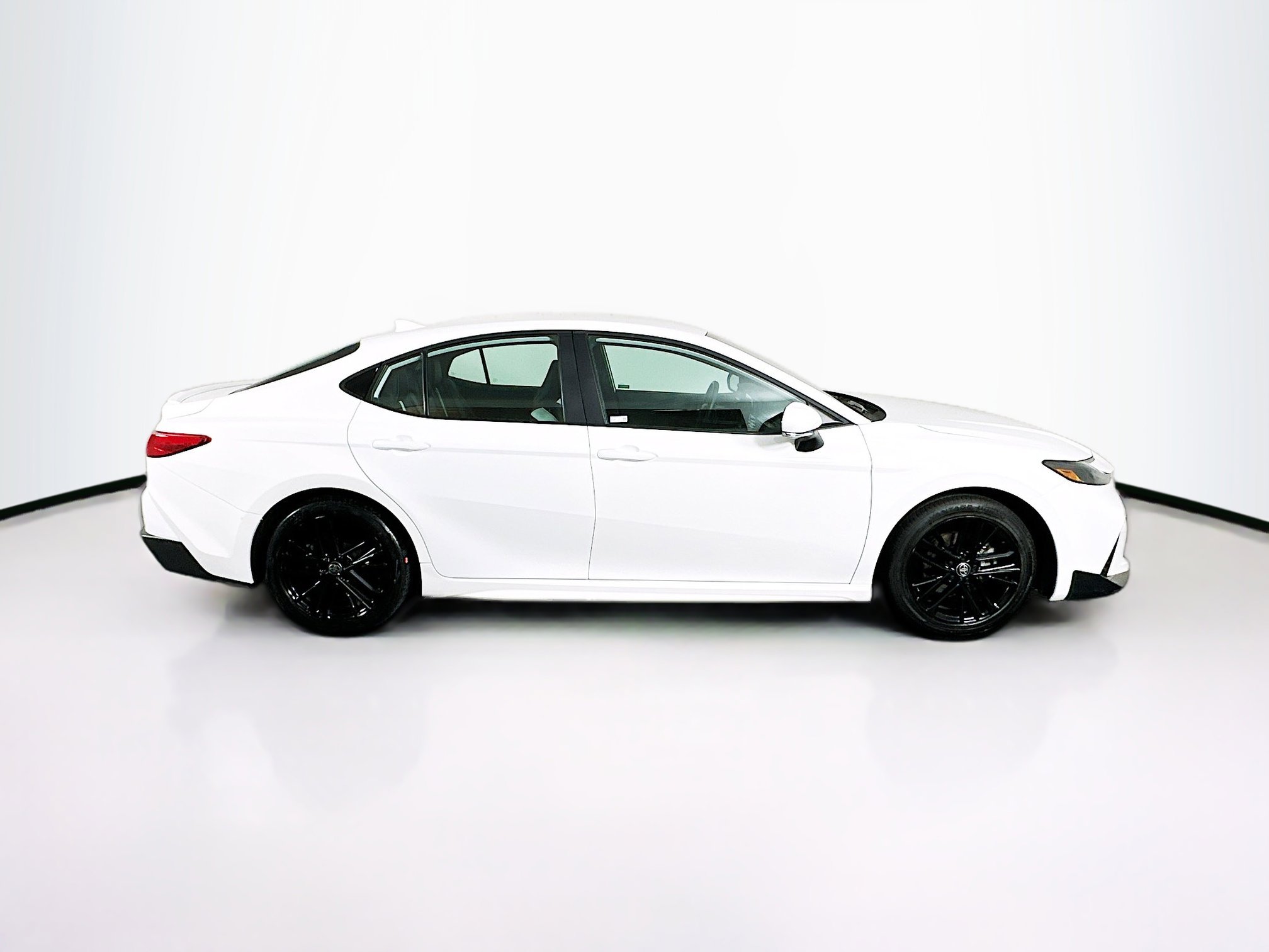 Used 2025 Toyota Camry SE image 10
