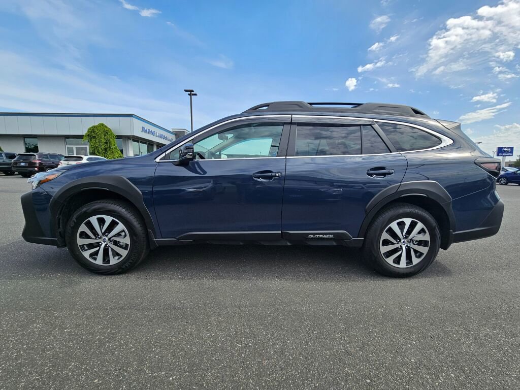 Used 2025 Subaru Outback Premium AWD/4WD image 2