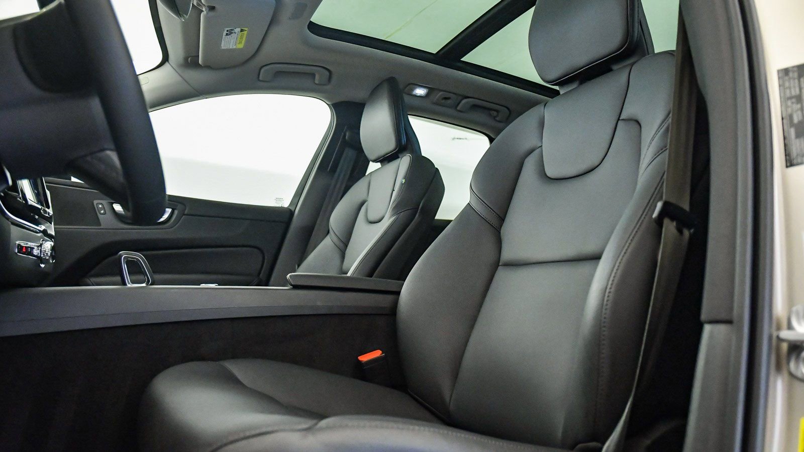 Certified 2025 Volvo XC60 T8 Core w/ Protection Package Premier image 19