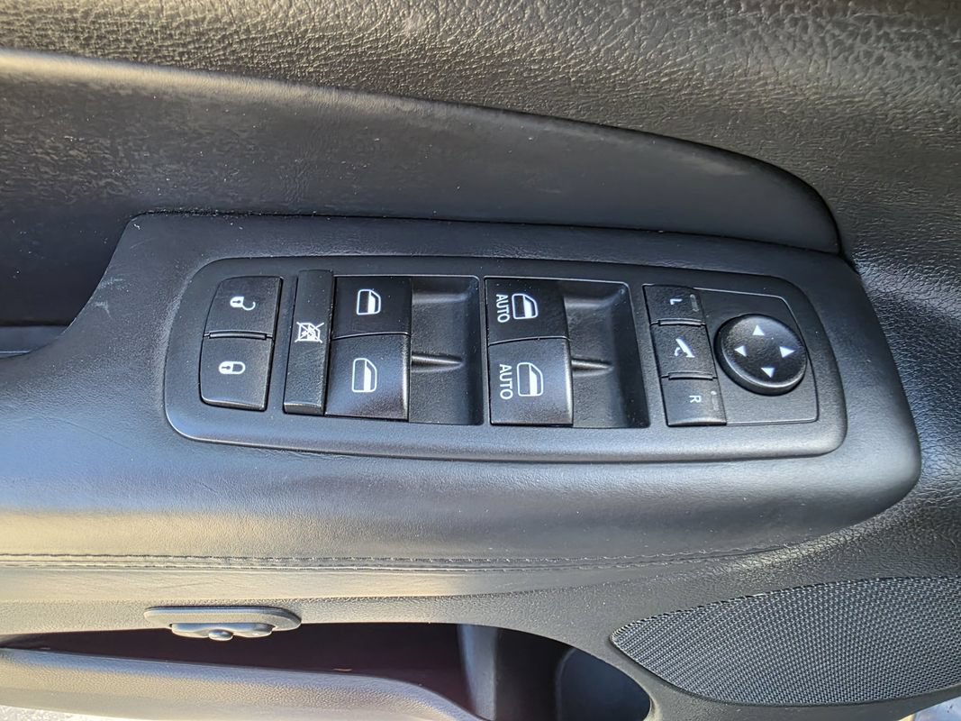 Used 2018 Jeep Grand Cherokee Overland AWD/4WD image 14