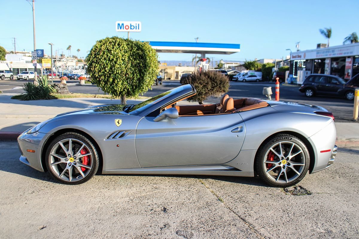 Used 2012 Ferrari California RWD image 2