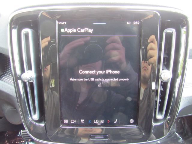 Used 2022 Volvo XC40 P8 Recharge Plus image 40