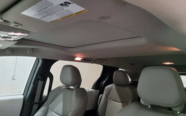 Used 2025 Toyota Sienna XLE FWD image 32