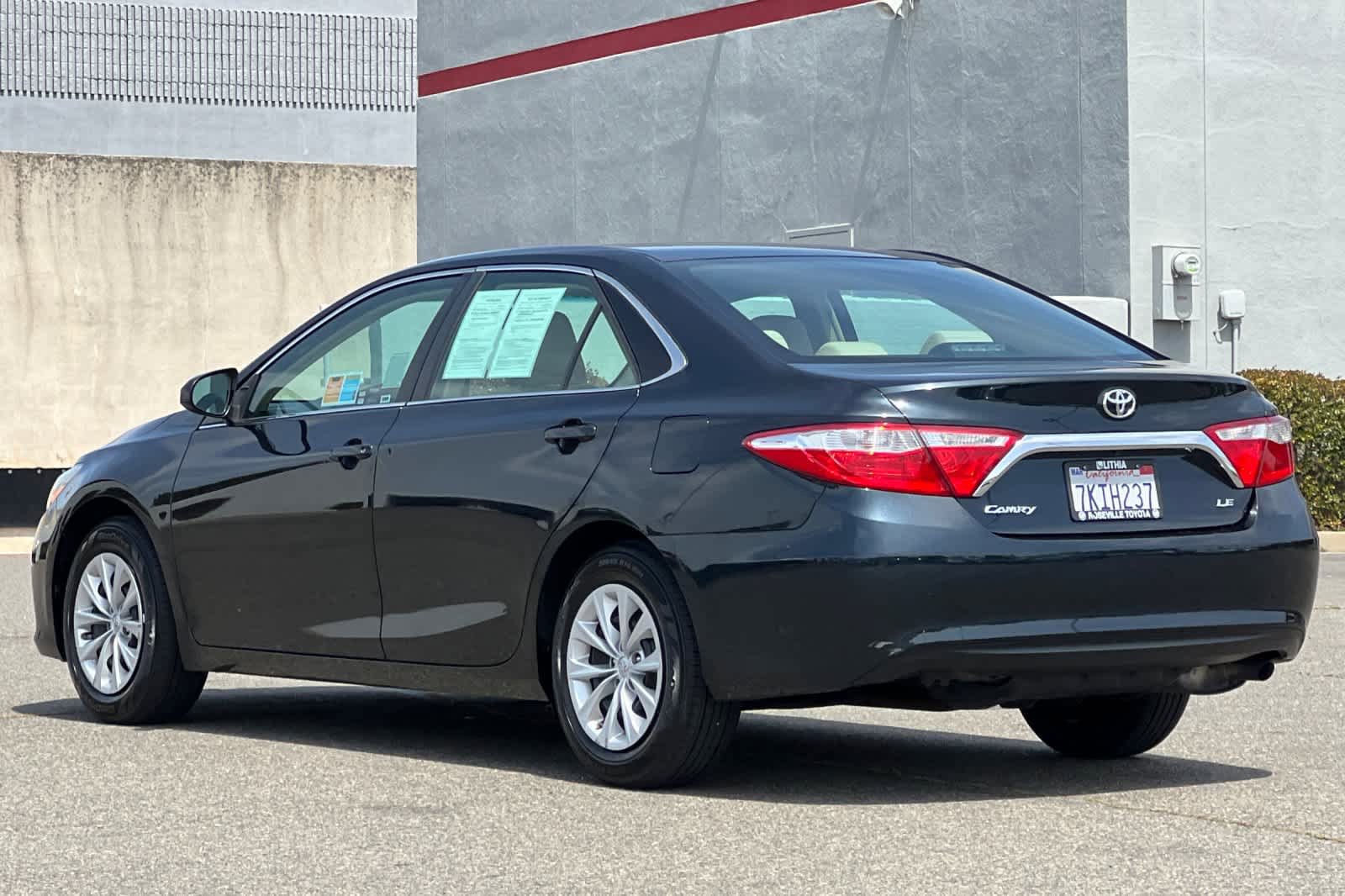Used 2015 Toyota Camry LE FWD image 7