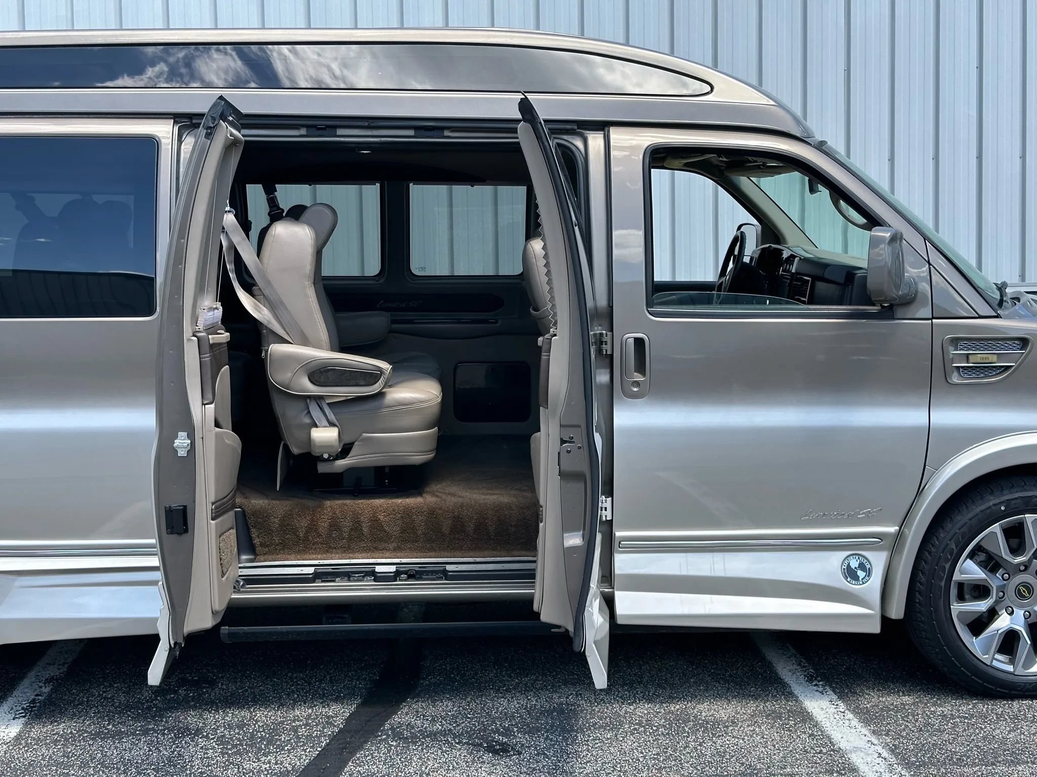 Used 2015 Chevrolet Express 2500 Extended RWD image 4
