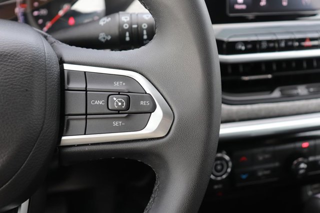 Used 2025 Jeep Compass Latitude image 21