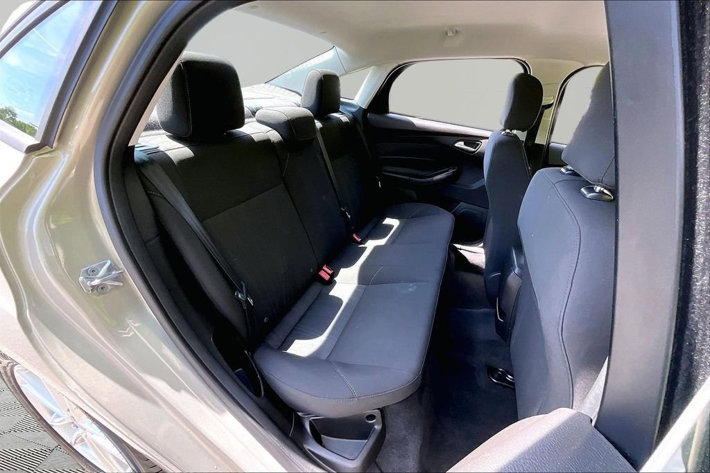 Used 2016 Ford Focus SE w/ SE Power Seat Package image 17