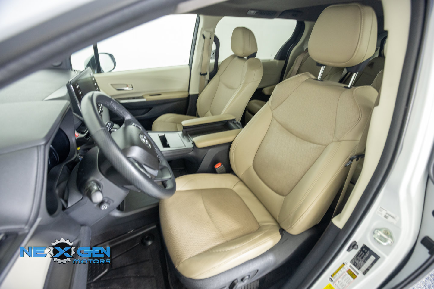 Used 2024 Toyota Sienna Limited AWD/4WD image 24