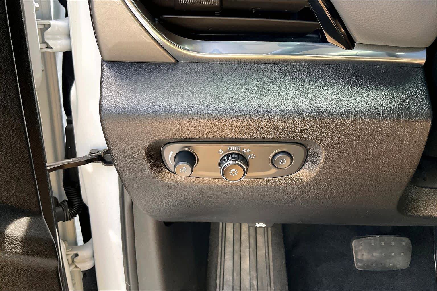 Used 2020 Chevrolet Traverse LT FWD image 33