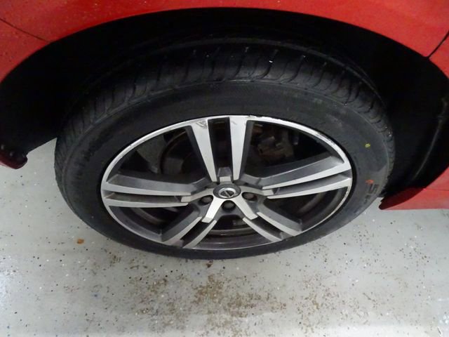 Used 2018 Volvo XC60 T5 Momentum w/ Vision Package image 27