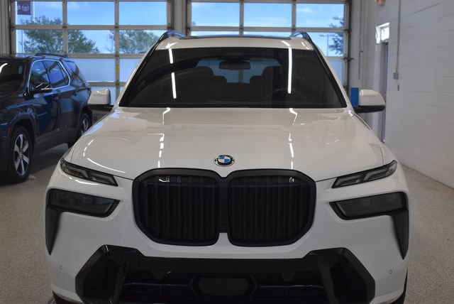 Used 2024 BMW X7 xDrive40i w/ M Sport Package AWD/4WD image 3