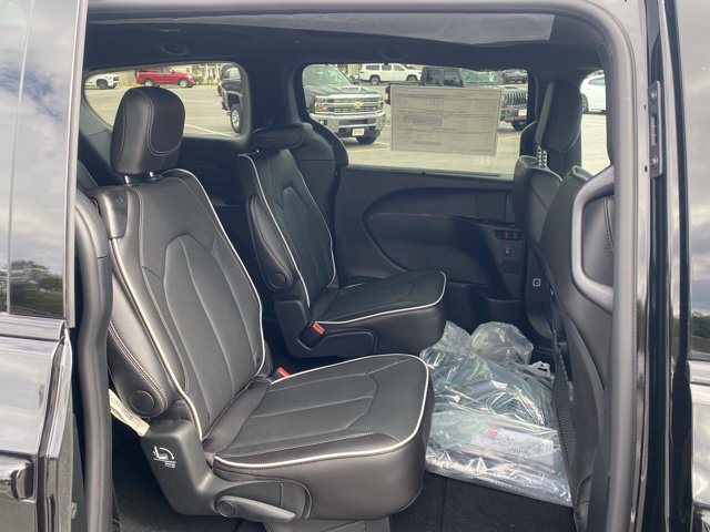 New 2026 Chrysler Pacifica Limited w/ S Appearance Package FWD image 31