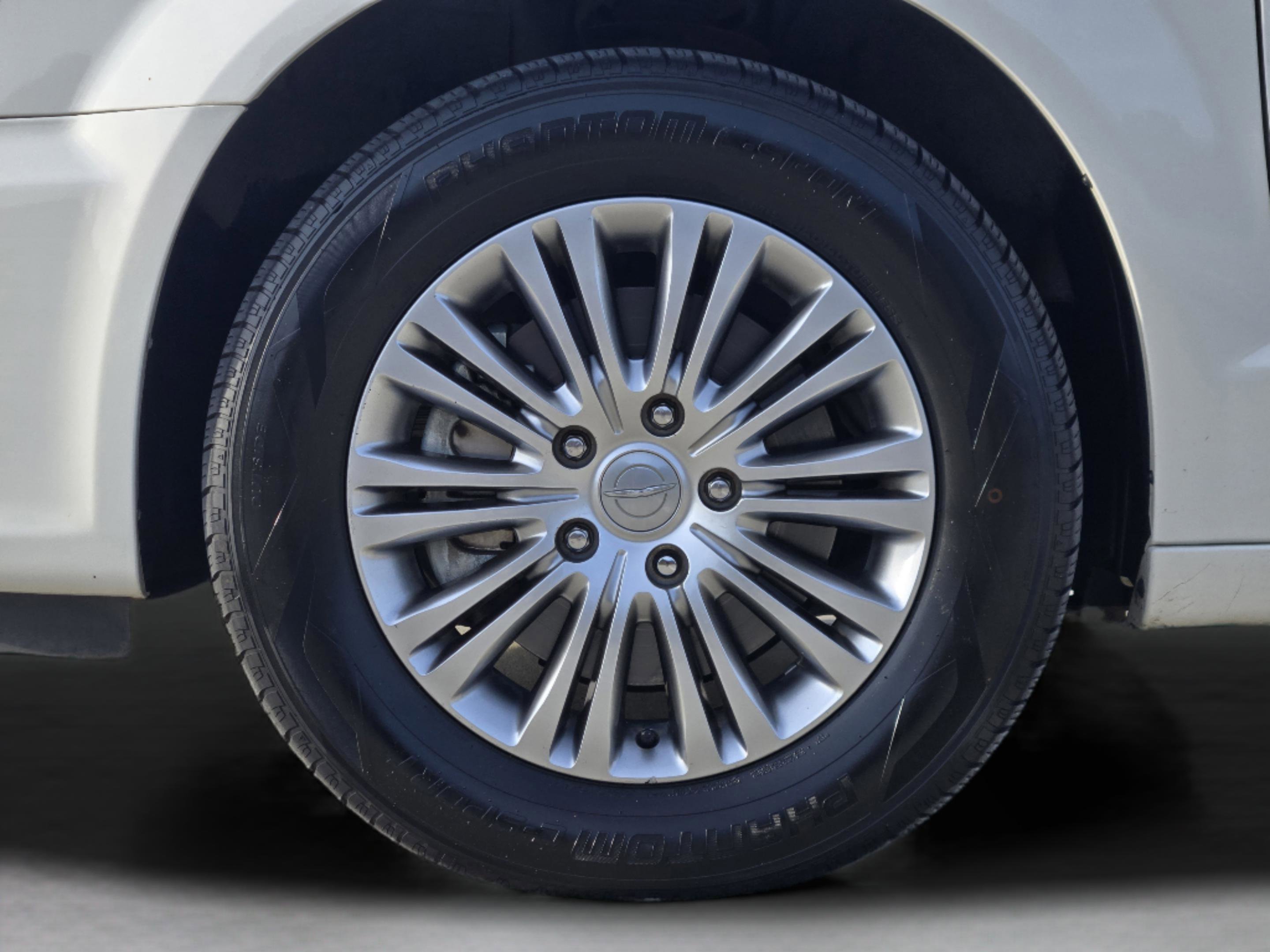 Used 2013 Chrysler Town & Country Touring-L w/ Driver Convenience Group FWD image 30