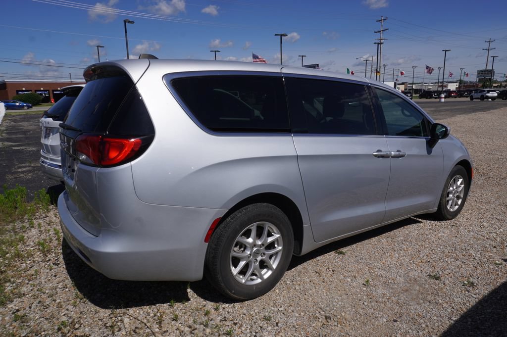 Used 2023 Chrysler Voyager LX FWD image 6