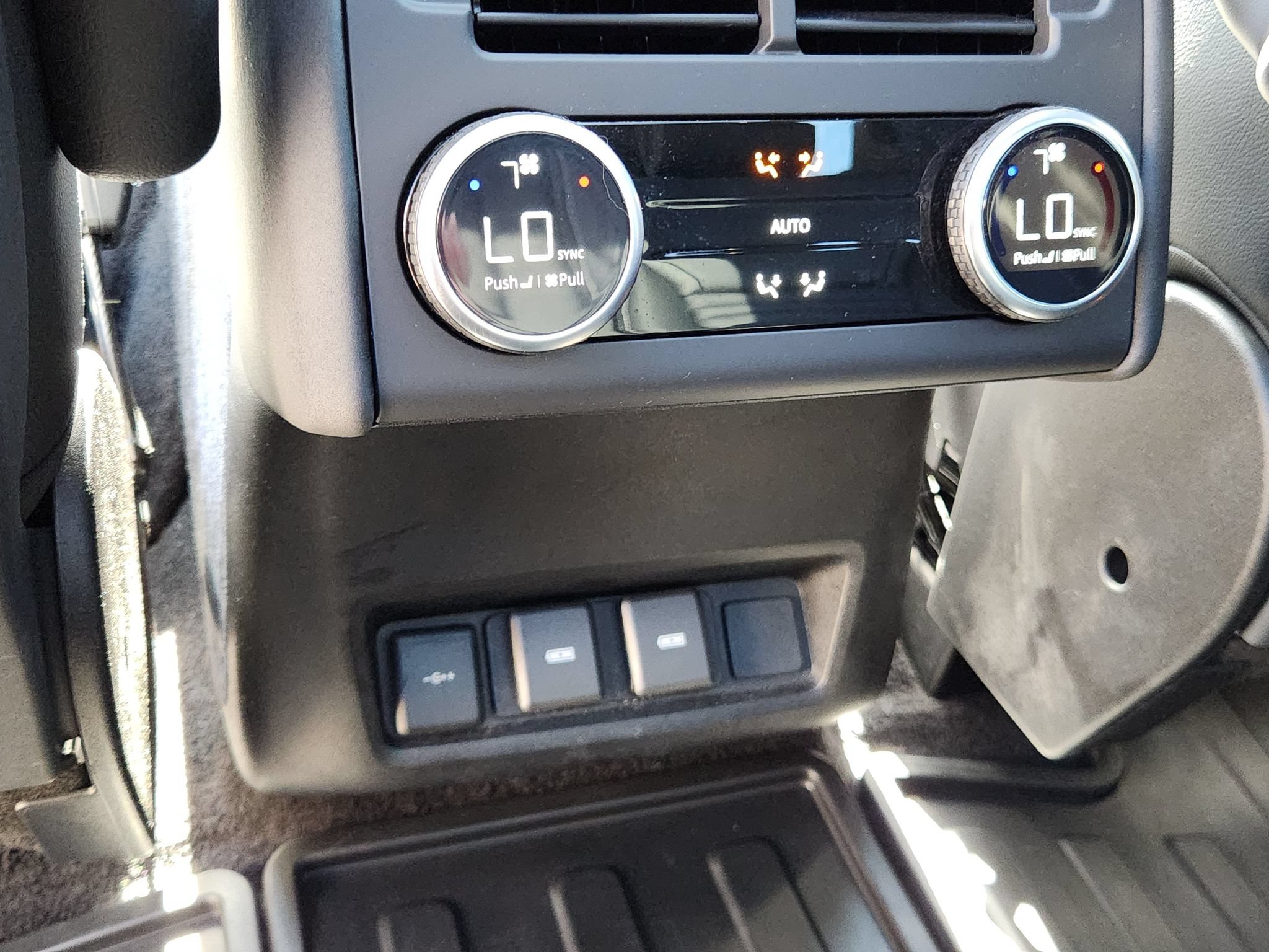 Used 2024 Land Rover Discovery Dynamic SE AWD/4WD image 12