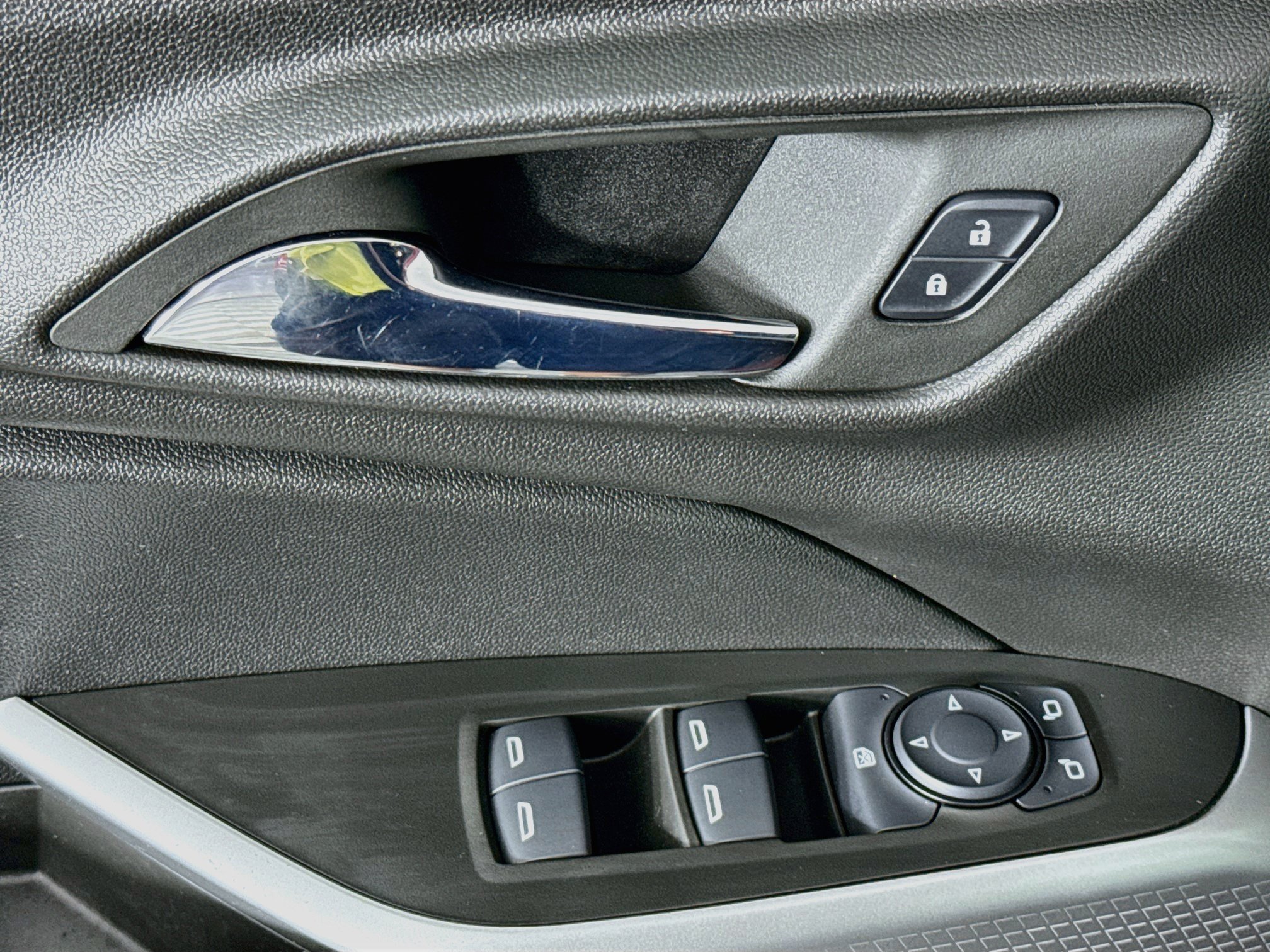 Used 2024 Chevrolet Trax RS FWD image 21