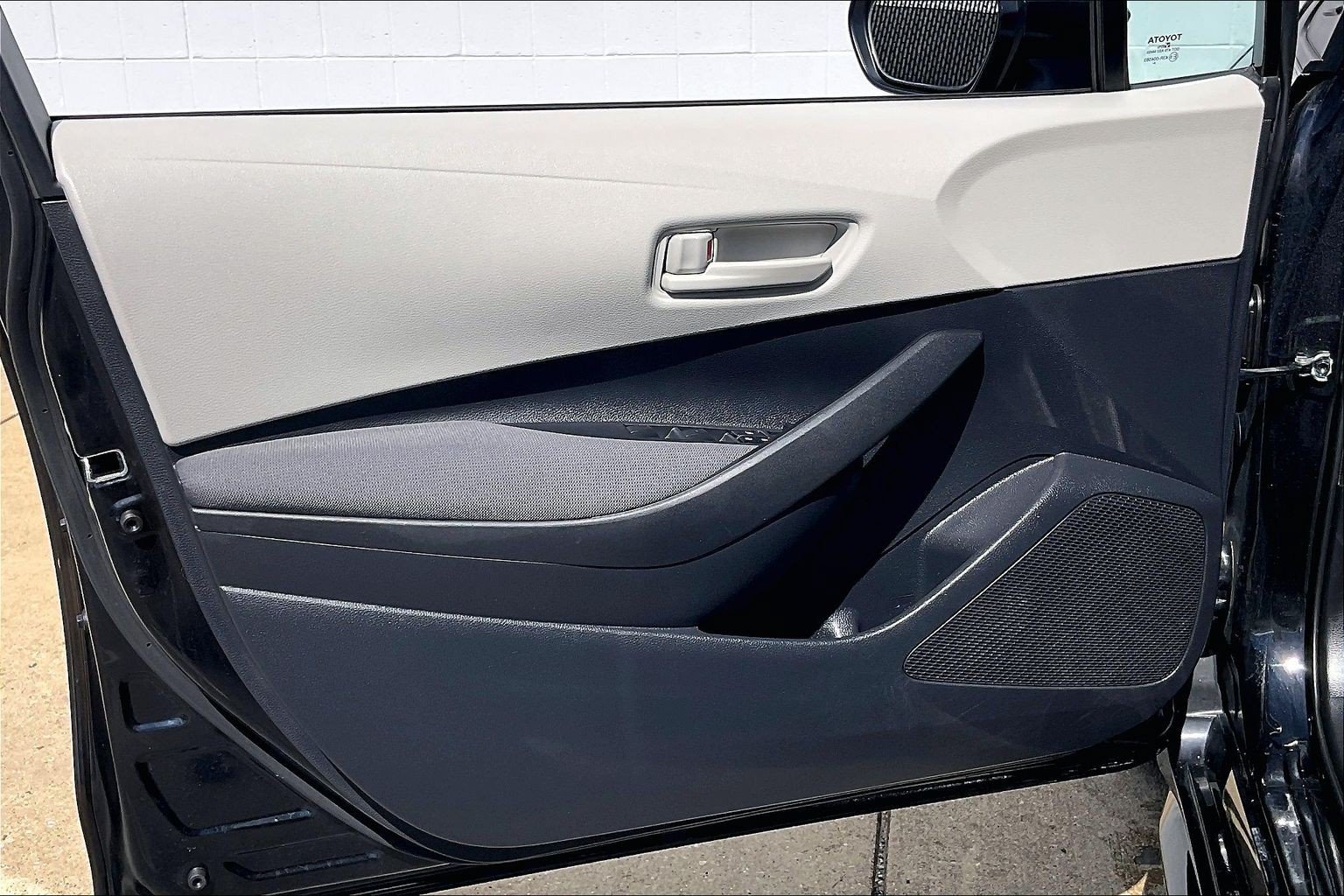 Used 2025 Toyota Corolla LE FWD image 27