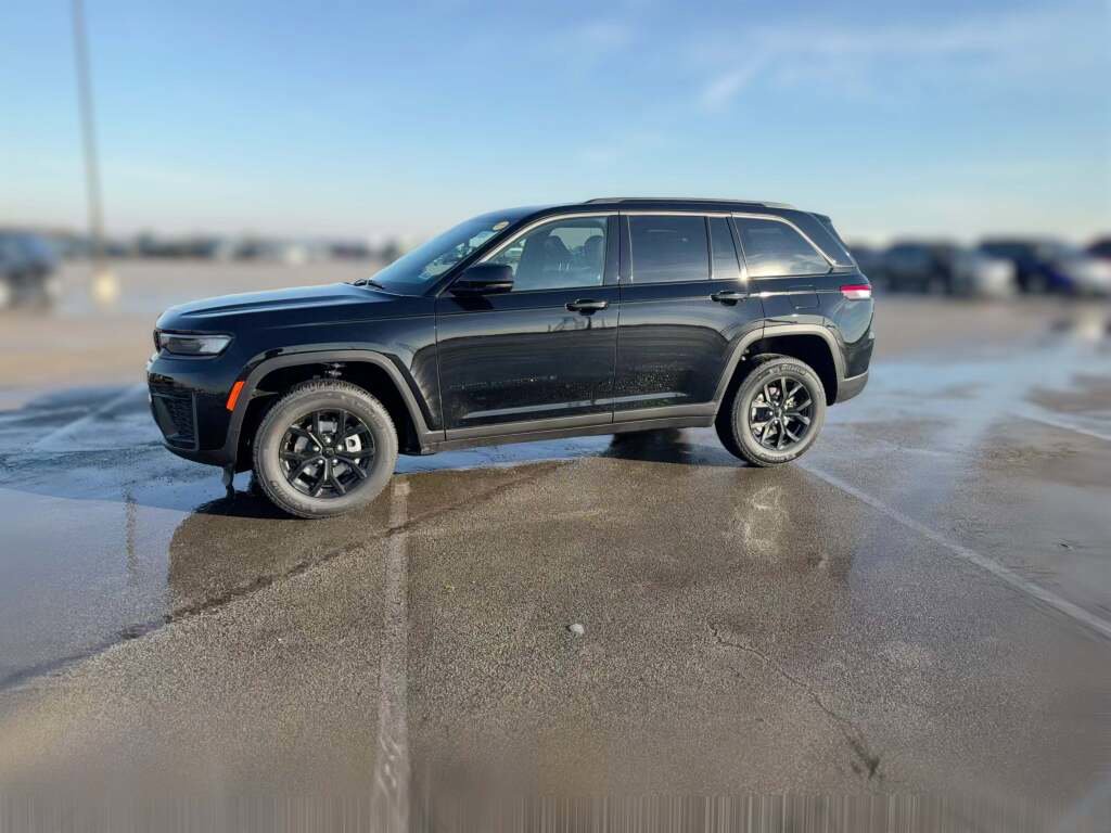 New 2026 Jeep Grand Cherokee Altitude image 5