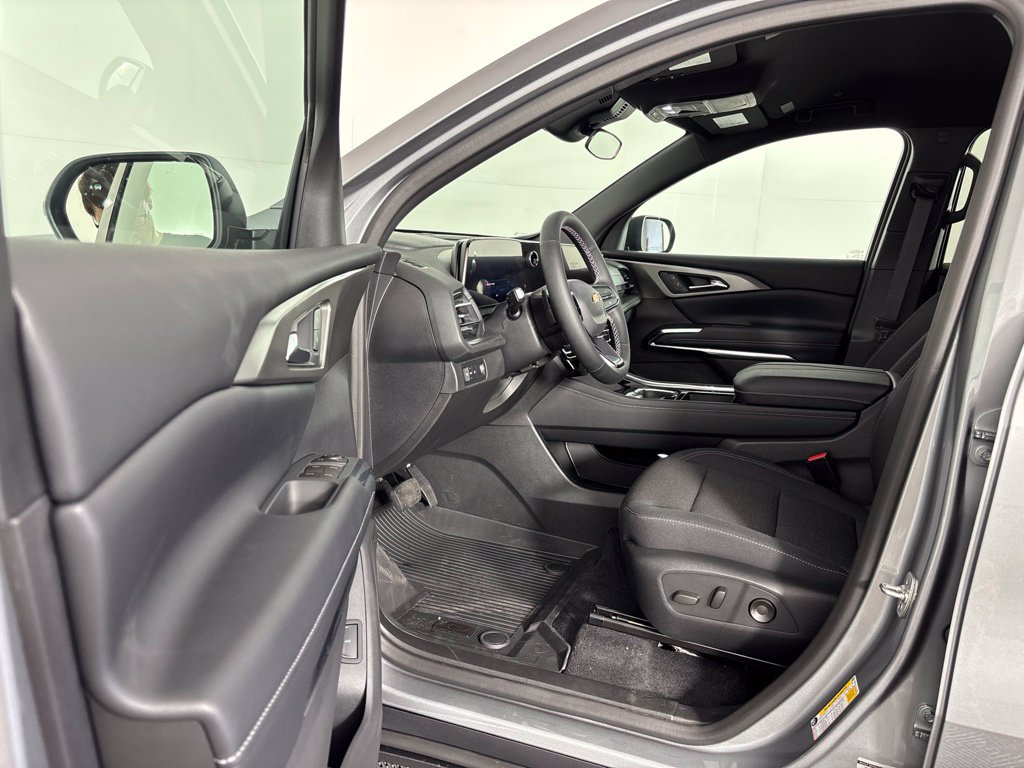 New 2027 Chevrolet Traverse LT w/ LPO, Floor Liner Package FWD image 27