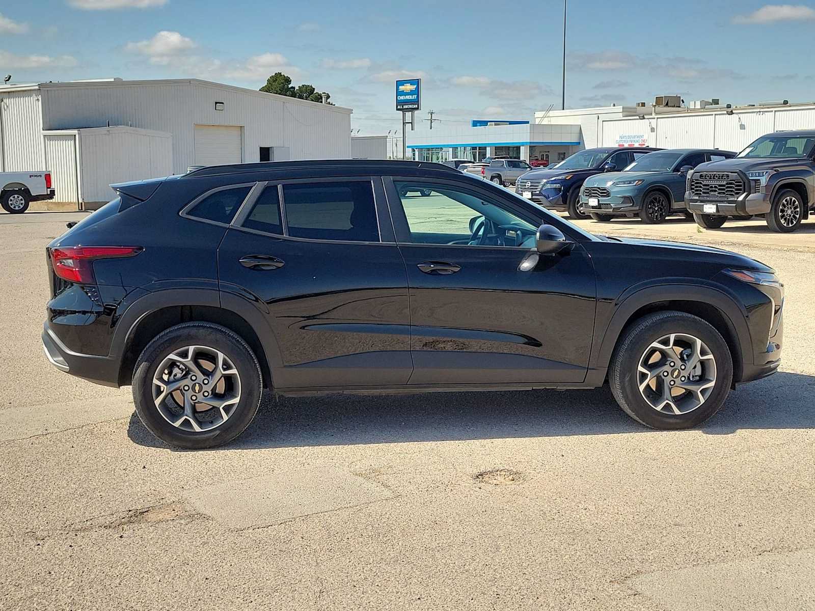 Used 2025 Chevrolet Trax LT w/ LT Convenience Package FWD image 9