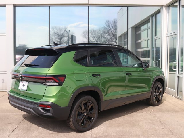 New 2025 Volkswagen Taos SE image 30