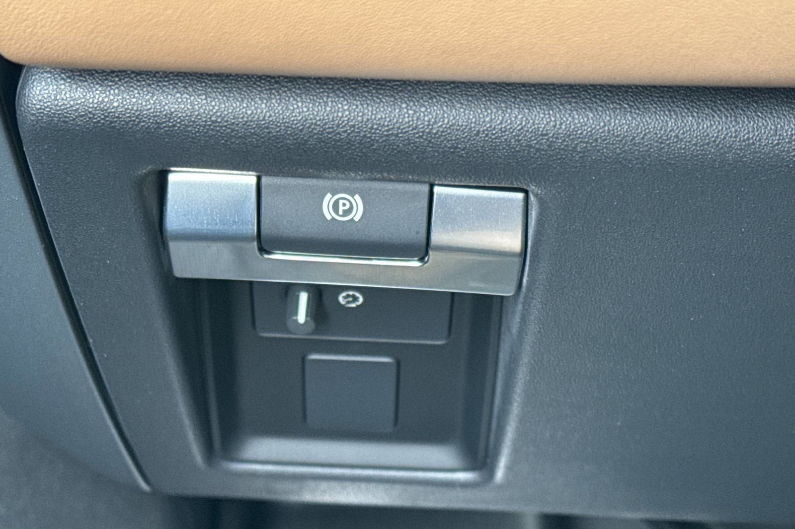 Used 2025 Land Rover Defender 110 X-Dynamic SE image 31