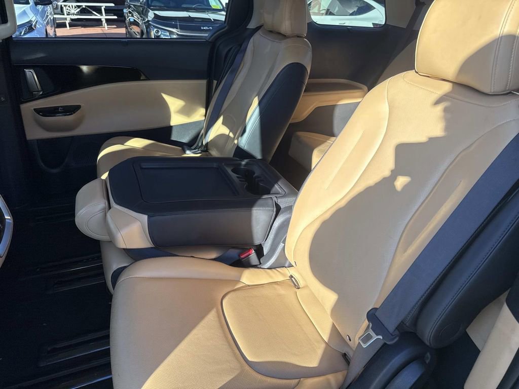 Used 2023 Kia Carnival EX image 15