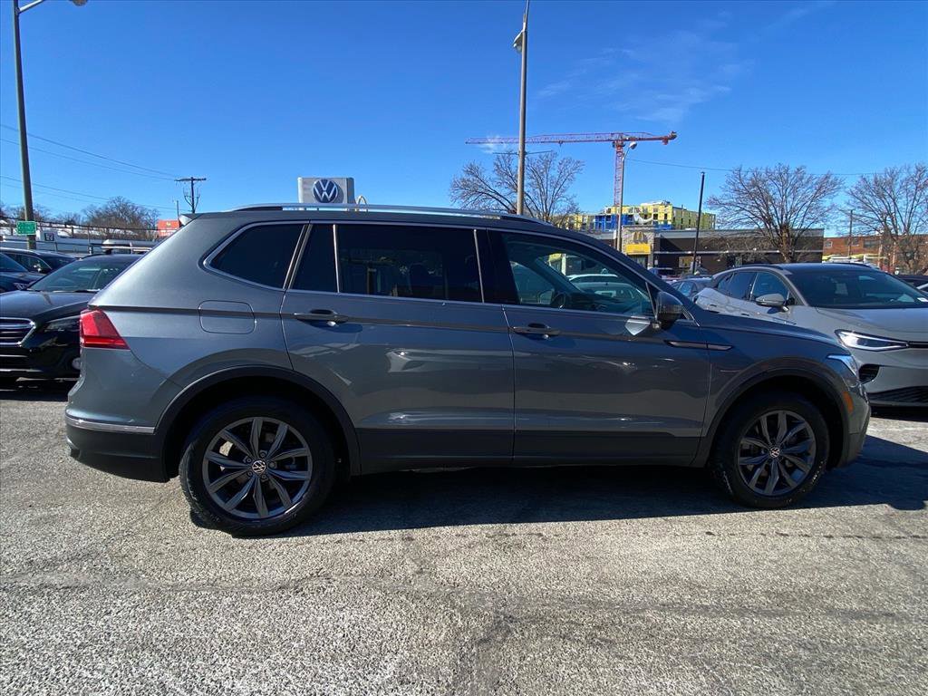 Used 2022 Volkswagen Tiguan SE w/ Panoramic Sunroof Package image 2