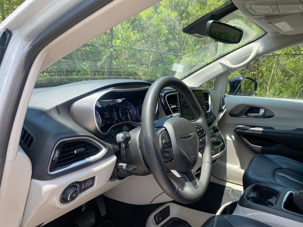 Used 2024 Chrysler Pacifica Touring-L FWD image 16
