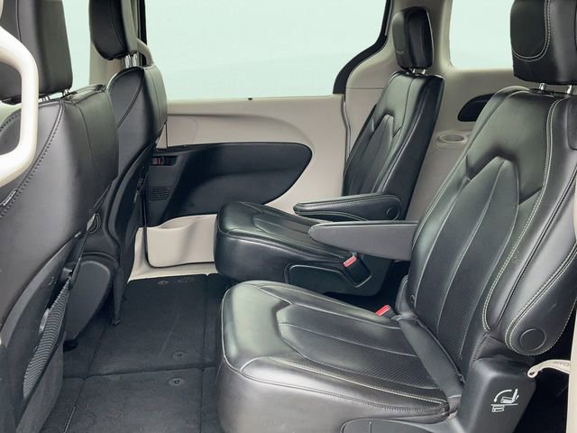 Used 2023 Chrysler Pacifica Touring-L image 13